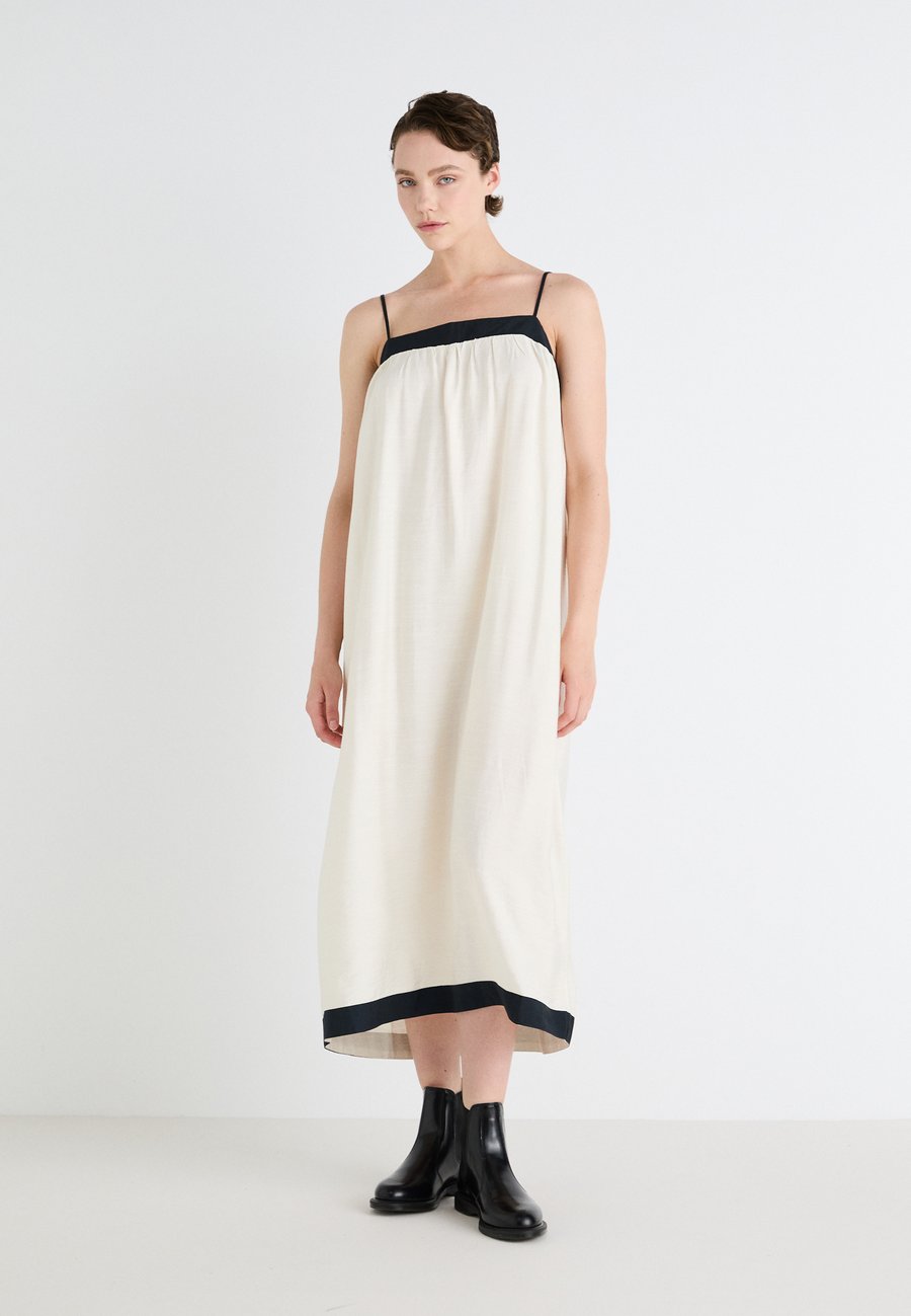 Платье Gina Tricot CONTRAST MAXI DRESS, Cream/Off-White
Платье Gina Tricot CONTRAST MAXI DRESS, Cream/Off-White