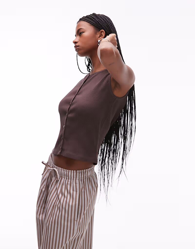 Джерси Topshop с круглым вырезом и застежкой на пуговицы шоколадно-коричневого цвета
Джерси Topshop с круглым вырезом и застежкой на пуговицы шоколадно-коричневого цвета