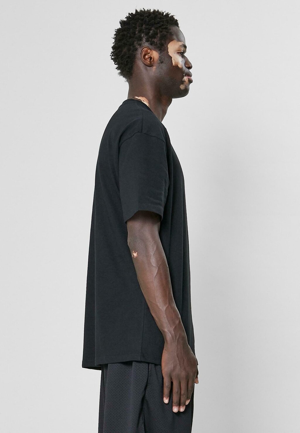 Базовая футболка Essential 9N1M SENSE, черная
Базовая футболка Essential 9N1M SENSE, черная