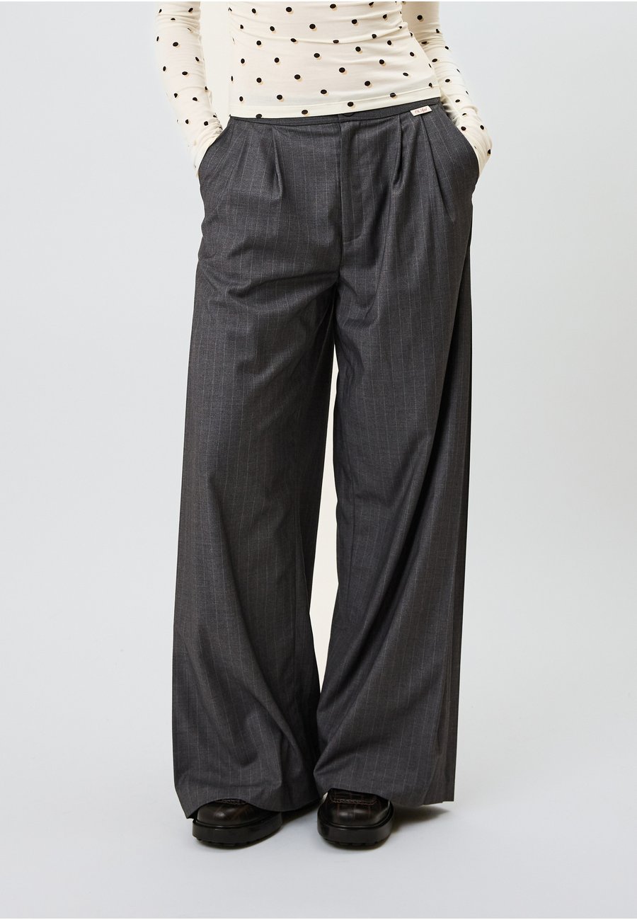 Брюки OH APRIL LEANA PLEATED , Pinstripe/Grey
Брюки OH APRIL LEANA PLEATED , Pinstripe/Grey