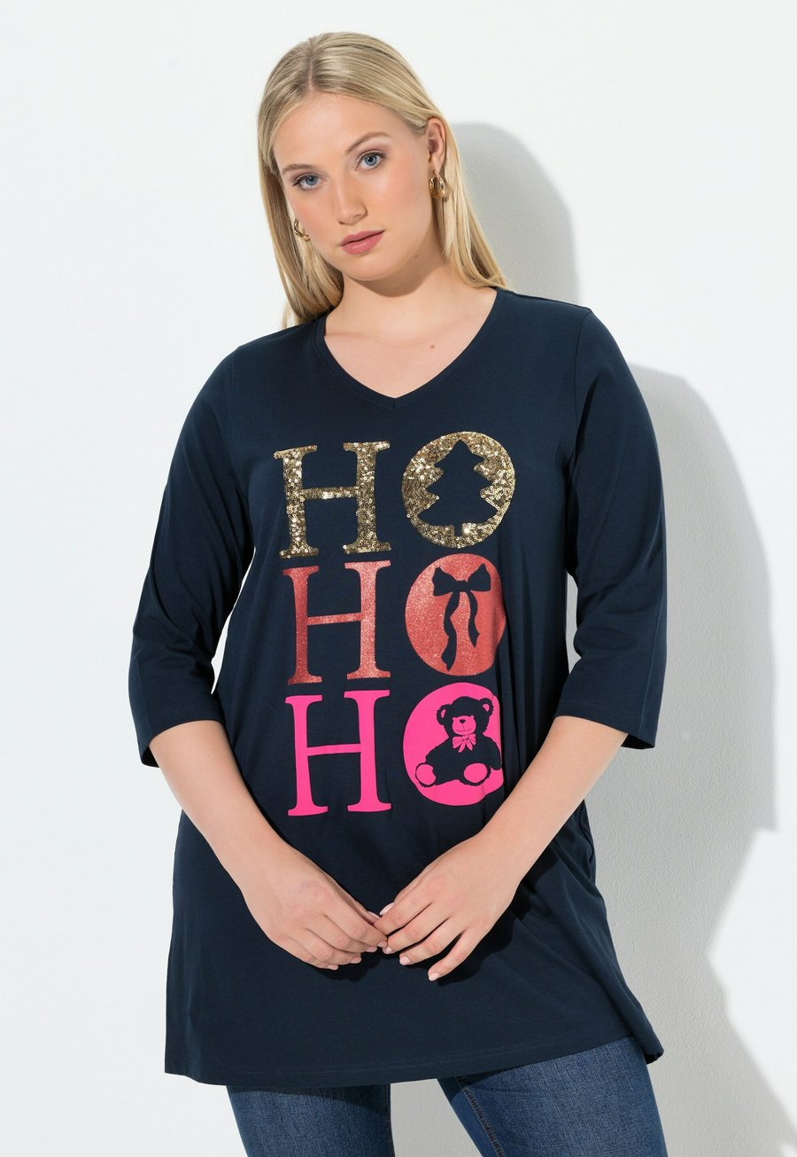 Топ Ulla Popken HO HO HO V-AUSSCHNITT, Marine/Dark Blue
Топ Ulla Popken HO HO HO V-AUSSCHNITT, Marine/Dark Blue