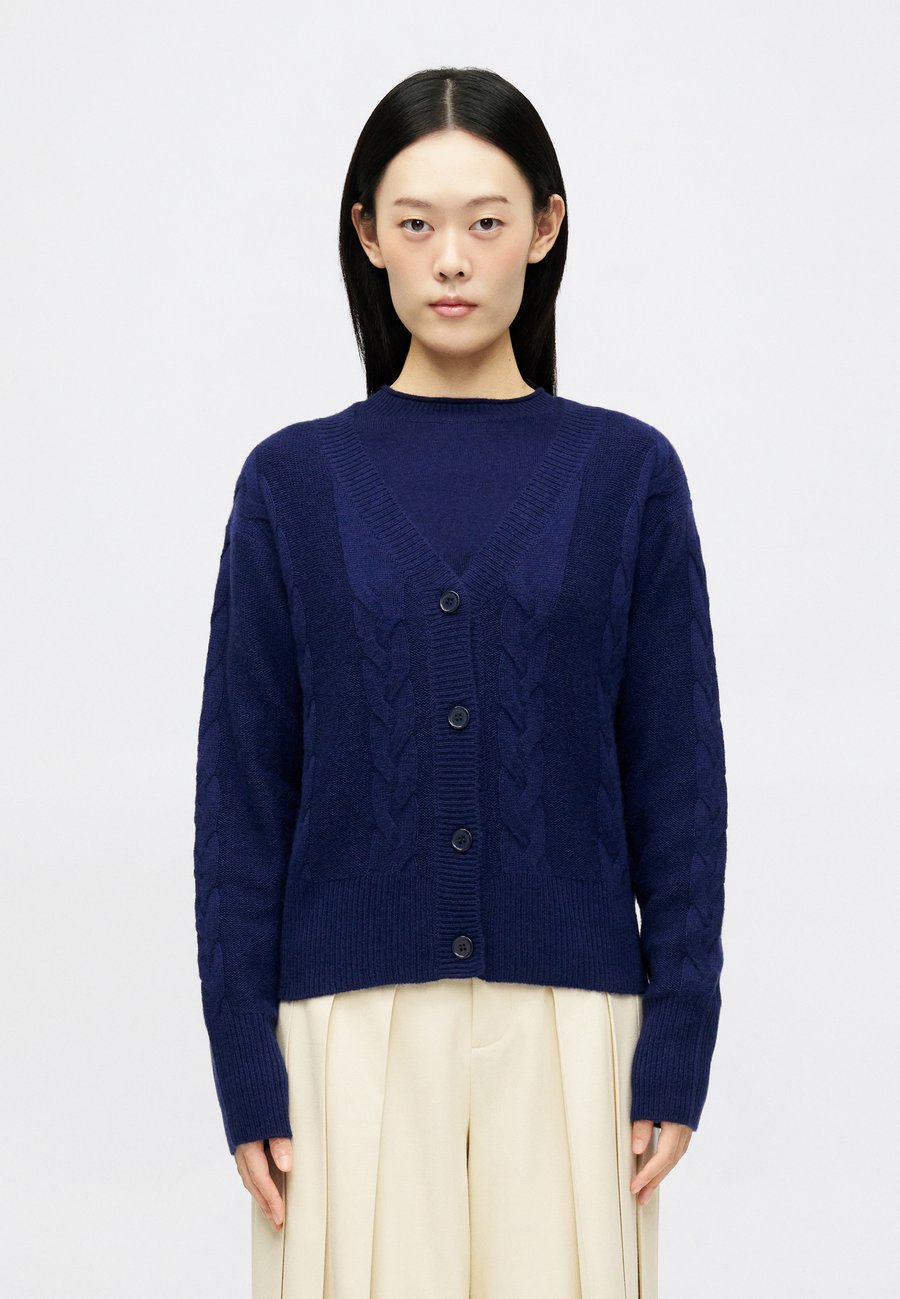 Кардиган KNITID CABLE CARDI, Admirality/Black
Кардиган KNITID CABLE CARDI, Admirality/Black