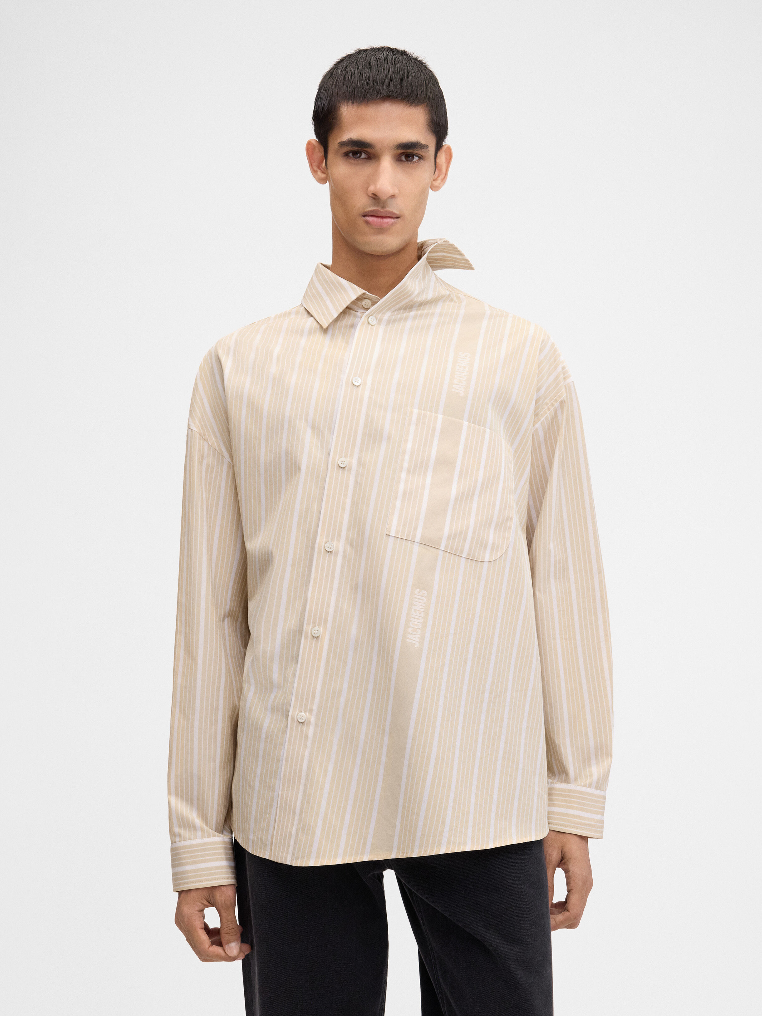 Асимметричная рубашка JACQUEMUS The Cuadro shirt, цвет Jacquard Business Big Logo Stripes Beige/White
Асимметричная рубашка JACQUEMUS The Cuadro shirt, цвет Jacquard Business Big Logo Stripes Beige/White