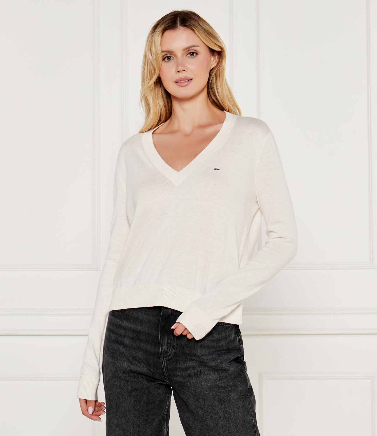 Свитер Tommy Jeans essential Regular Fit, кремовый 
Свитер Tommy Jeans essential Regular Fit, кремовый