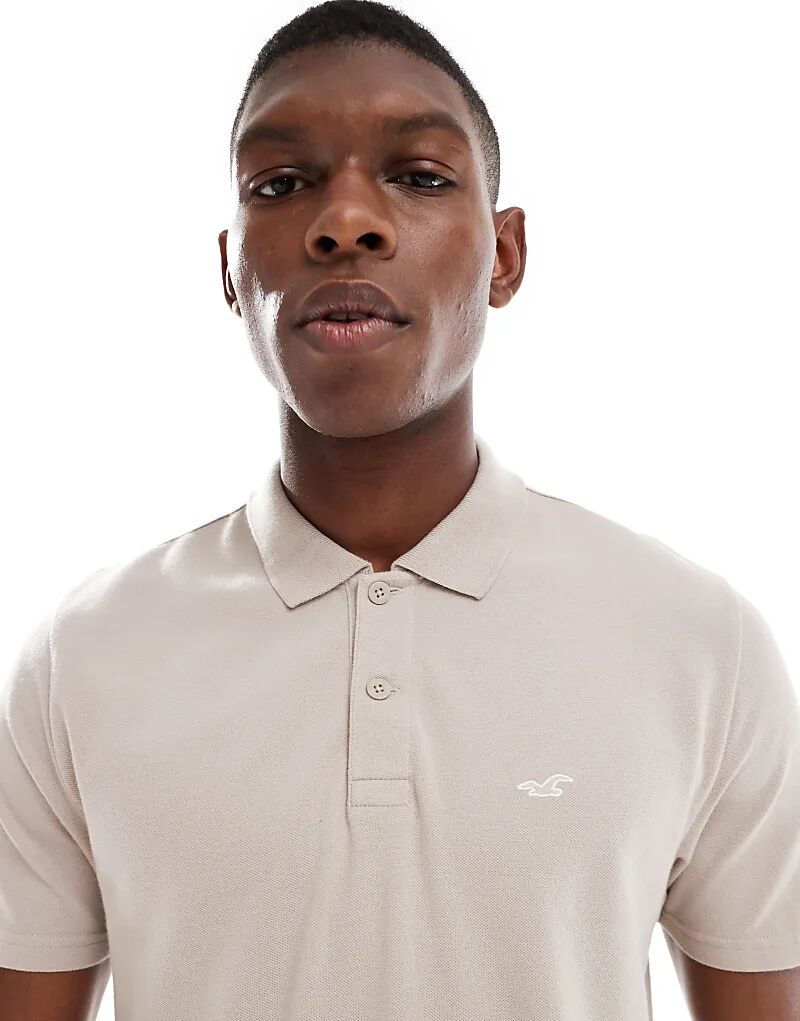 Футболка-поло Hollister с короткими рукавами и логотипом на груди, кремового цвета
Футболка-поло Hollister с короткими рукавами и логотипом на груди, кремового цвета