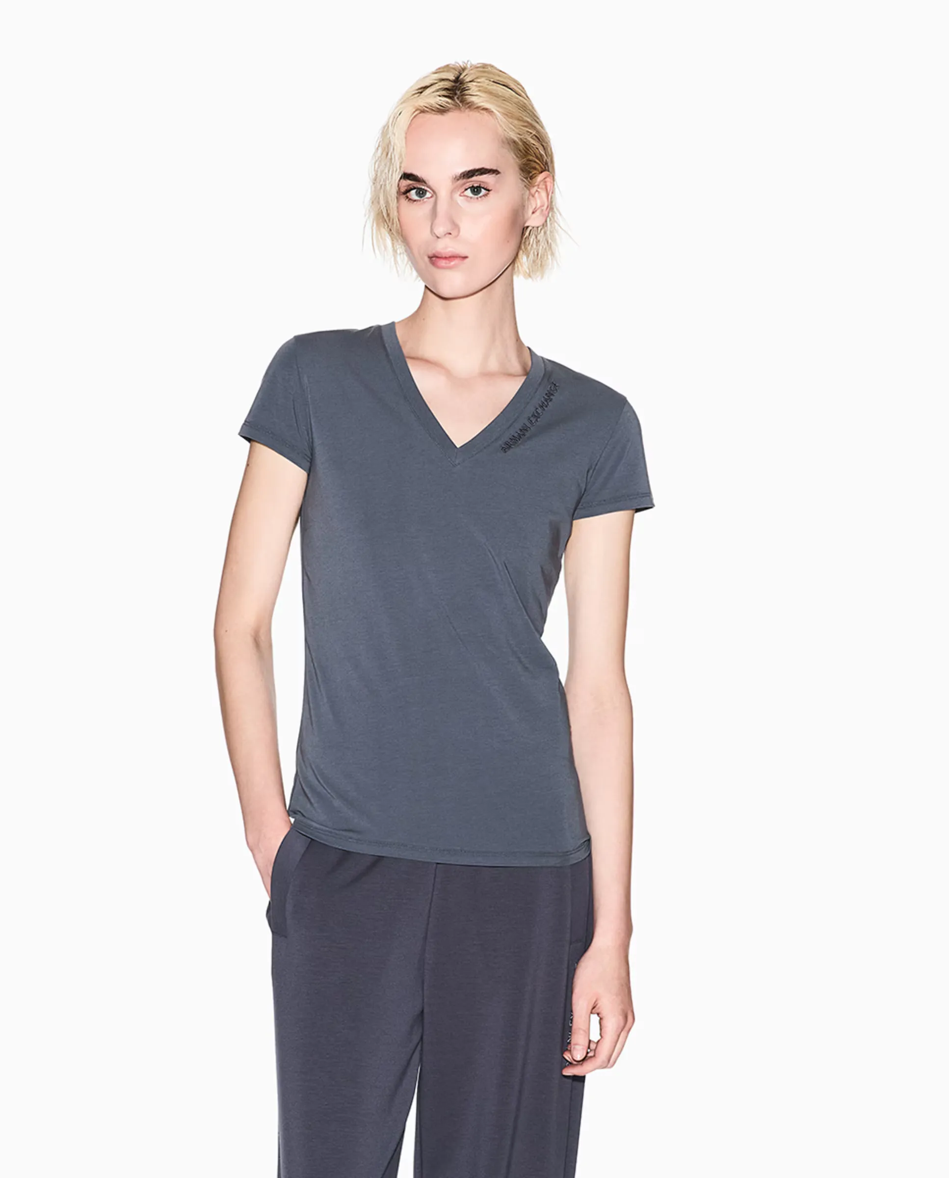 Женская футболка с коротким рукавом и V-образным вырезом Armani Exchange, темно-серый
Женская футболка с коротким рукавом и V-образным вырезом Armani Exchange, темно-серый