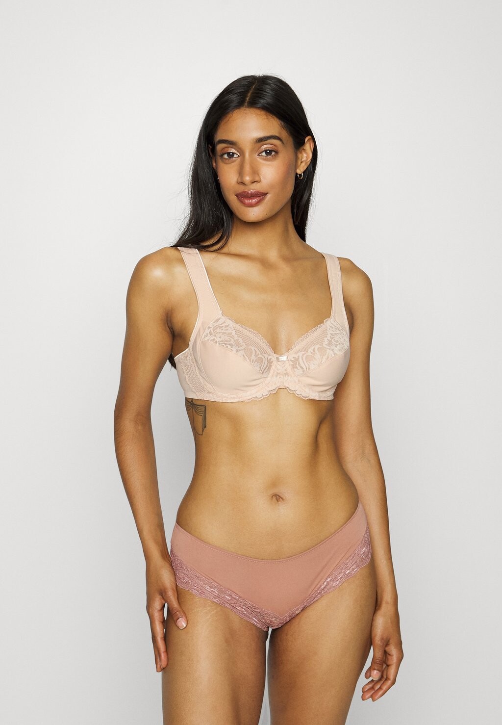 Бюстгальтер на косточках Triumph, бежевый 
Бюстгальтер на косточках Triumph, бежевый