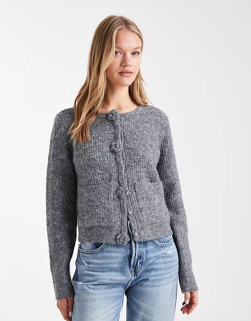 Вязаный кардиган Vero Moda с пуговицами-аппликациями в виде роз серого цвета
Вязаный кардиган Vero Moda с пуговицами-аппликациями в виде роз серого цвета