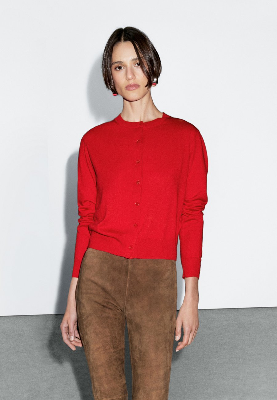 Кардиган Massimo Dutti BUTTONED WITH CREW NECK, Red
Кардиган Massimo Dutti BUTTONED WITH CREW NECK, Red