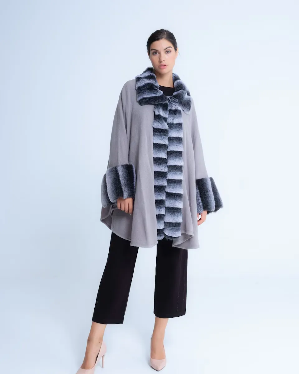 Женское пончо с мехом Carmen Niza, серый
Женское пончо с мехом Carmen Niza, серый