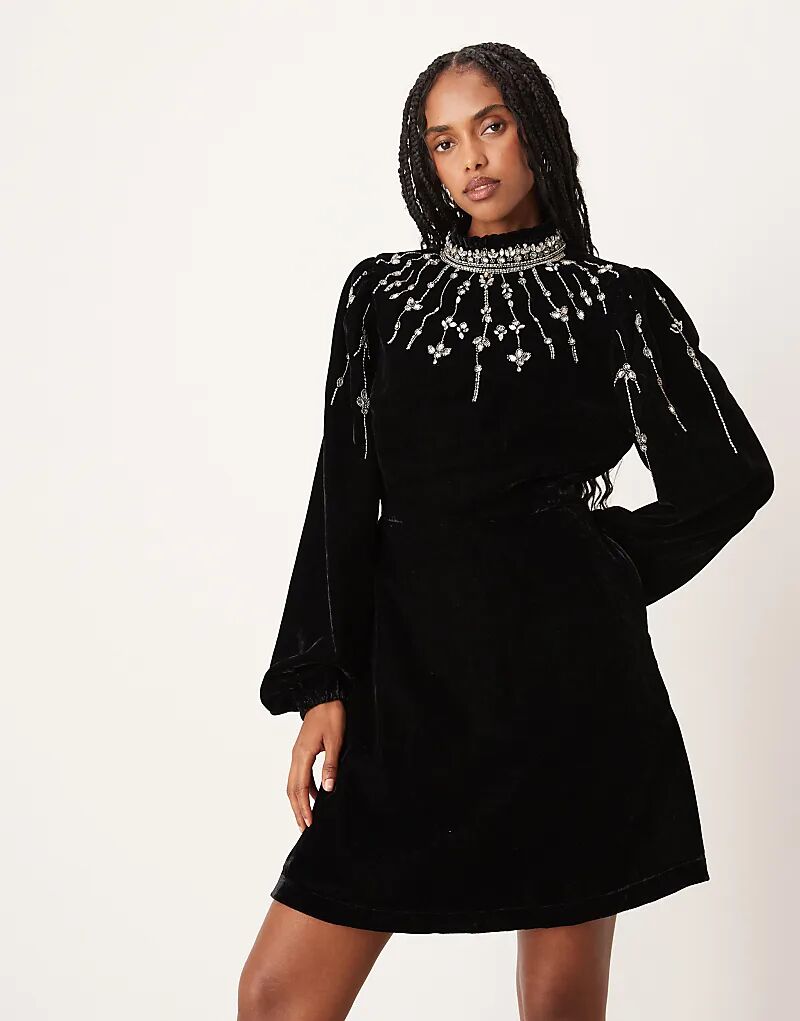 Мини-платье Hope & Ivy из бархата с высоким воротом, черное, с декором
Мини-платье Hope & Ivy из бархата с высоким воротом, черное, с декором