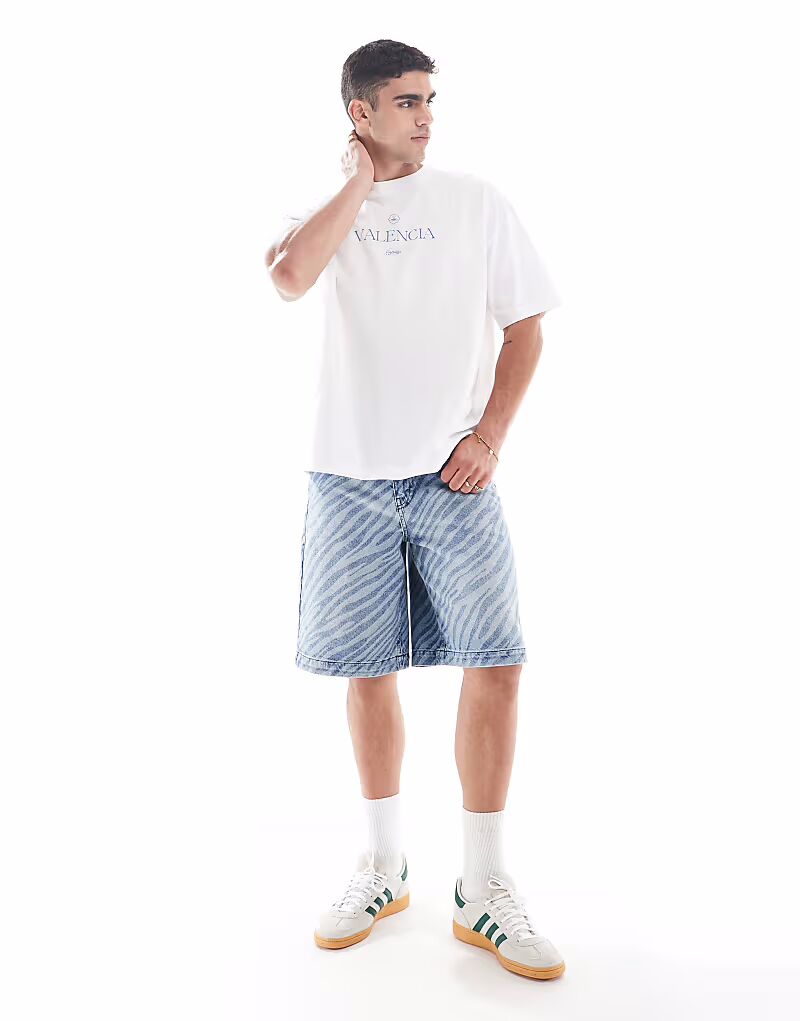 Длинные джинсовые шорты ASOS DESIGN с лазерным принтом «зебра» и оттенком в сине-голубом цвете 
Длинные джинсовые шорты ASOS DESIGN с лазерным принтом «зебра» и оттенком в сине-голубом цвете