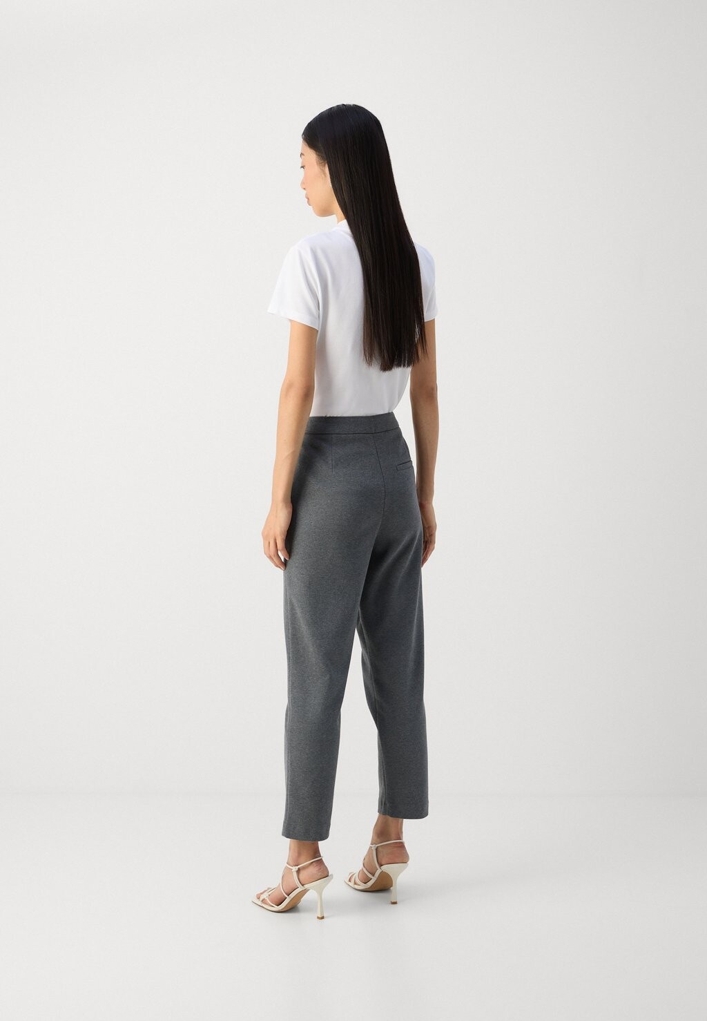 Брюки PANTS MEDIUM WAIST SLIM LEG ANKLE LENGTH CLEAN LOOK Marc O'Polo, темно-серый
Брюки PANTS MEDIUM WAIST SLIM LEG ANKLE LENGTH CLEAN LOOK Marc O'Polo, темно-серый
