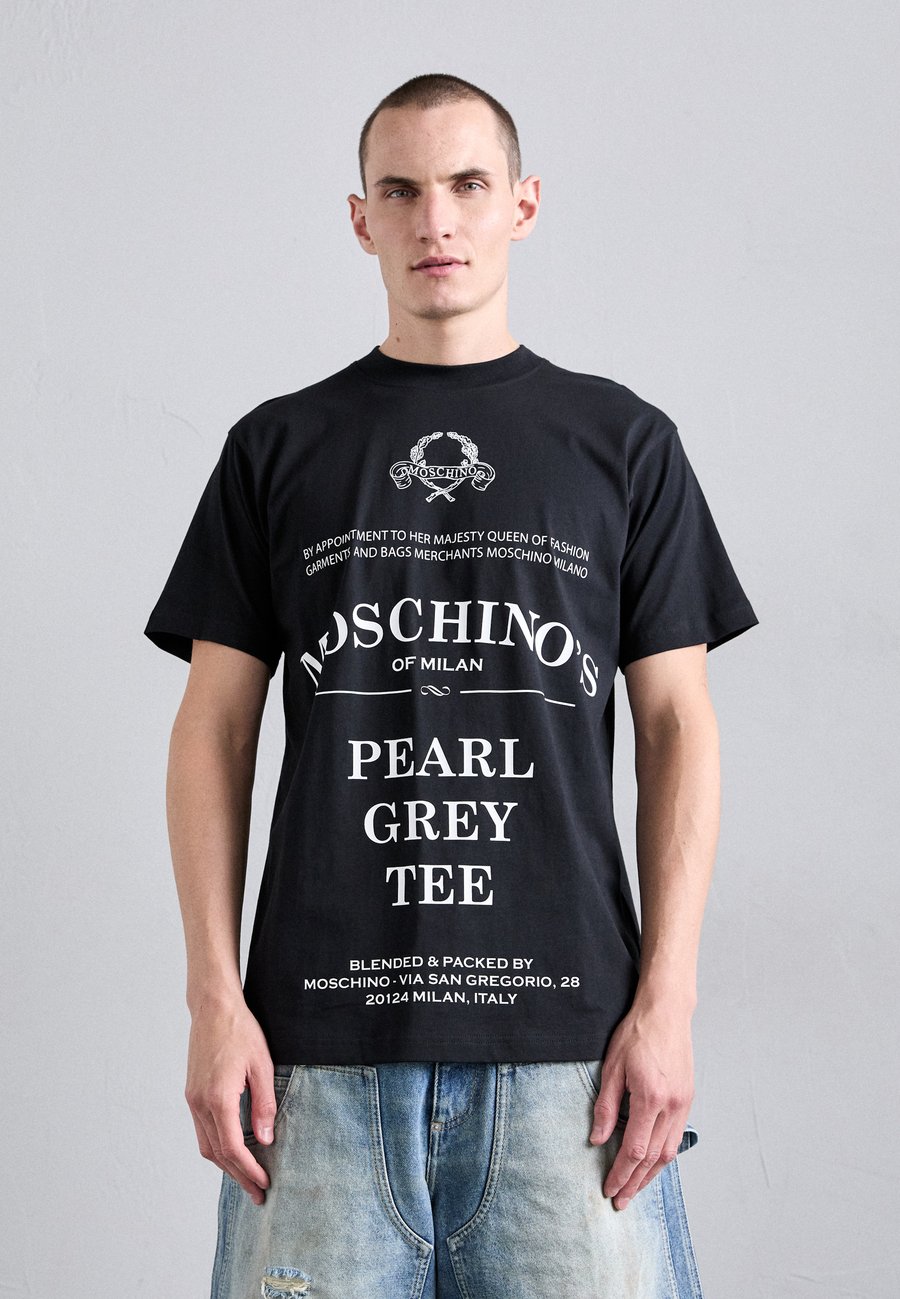 Футболка MOSCHINO TEA TIME, Black, Черный, Футболка MOSCHINO TEA TIME, Black
Футболка MOSCHINO TEA TIME, Black, Черный, Футболка MOSCHINO TEA TIME, Black