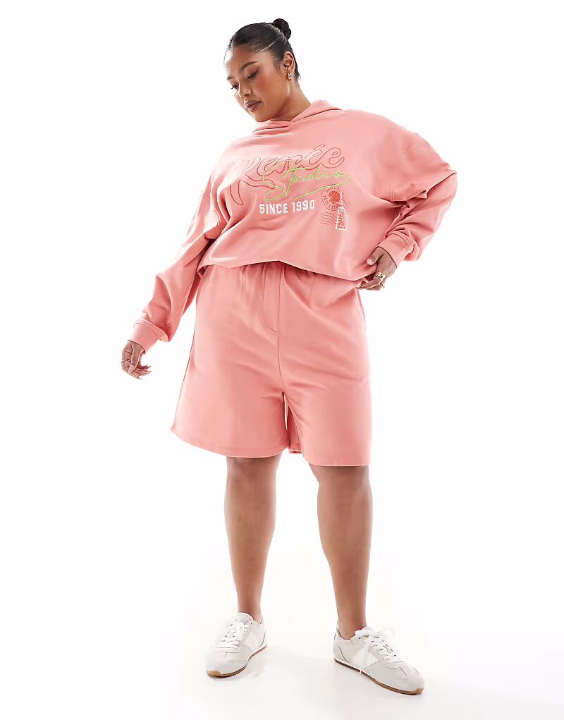 Эксклюзивные трикотажные шорты Plus персикового цвета Renee Studio
Эксклюзивные трикотажные шорты Plus персикового цвета Renee Studio