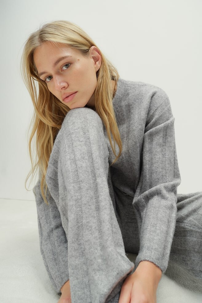 Брюки из смесовой шерсти в рубчик H&M, серый
Брюки из смесовой шерсти в рубчик H&M, серый