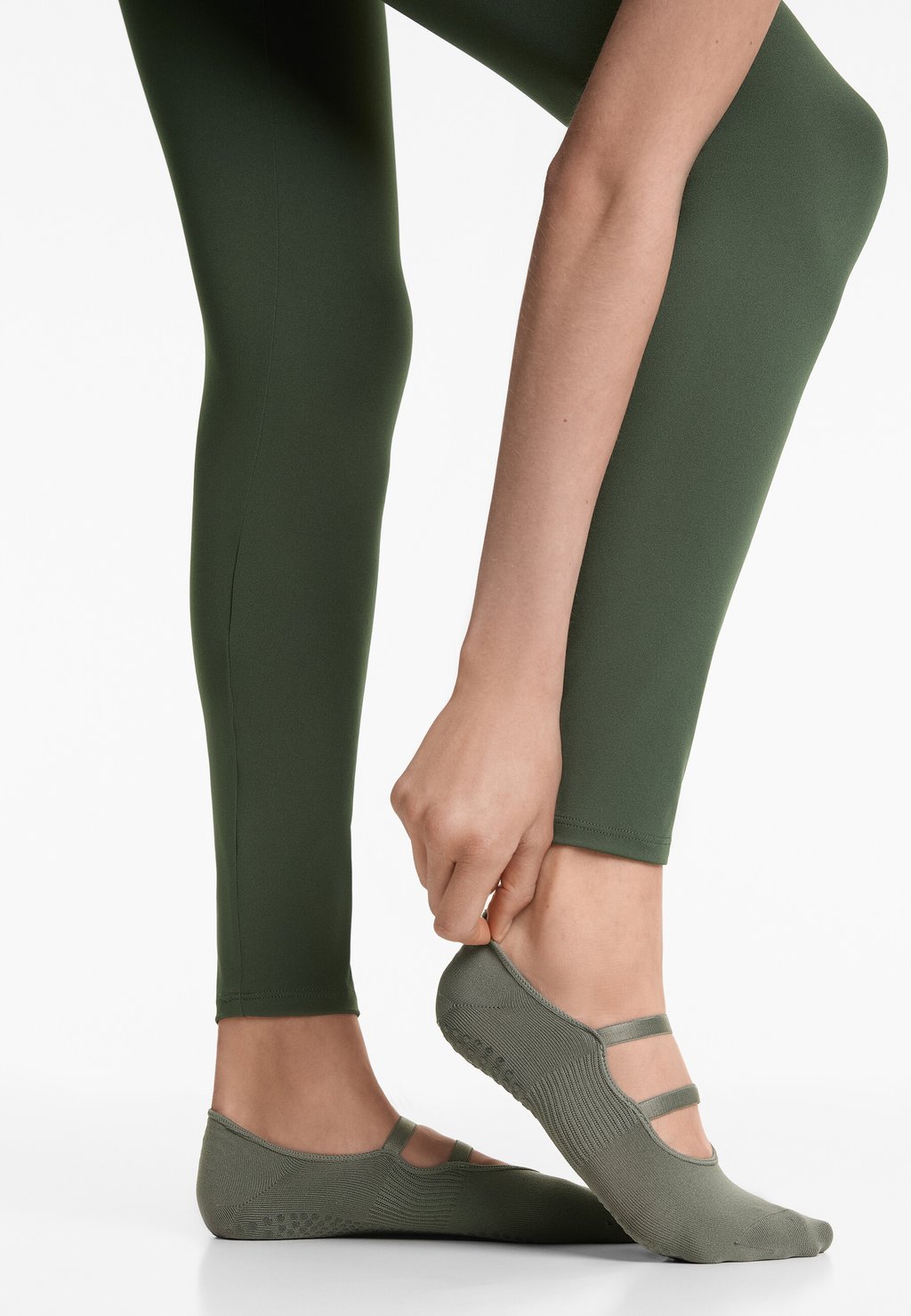 Носки для тренировок 2 PACK PAIRS YOGA AND PILATES WITH PARALLEL STRAPS OYSHO, хаки
Носки для тренировок 2 PACK PAIRS YOGA AND PILATES WITH PARALLEL STRAPS OYSHO, хаки