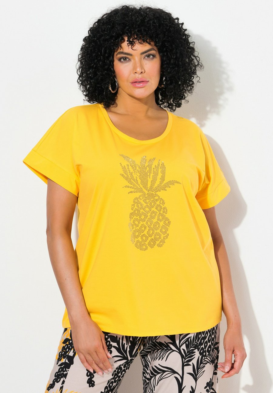 Футболка Ulla Popken RHINESTONE PINEAPPLE CAP SLEEVE, Light Mango/Yellow, Желтый, Футболка Ulla Popken RHINESTONE PINEAPPLE CAP SLEEVE, Light Mango/Yellow
Футболка Ulla Popken RHINESTONE PINEAPPLE CAP SLEEVE, Light Mango/Yellow, Желтый, Футболка Ulla Popken RHINESTONE PINEAPPLE CAP SLEEVE, Light Mango/Yellow