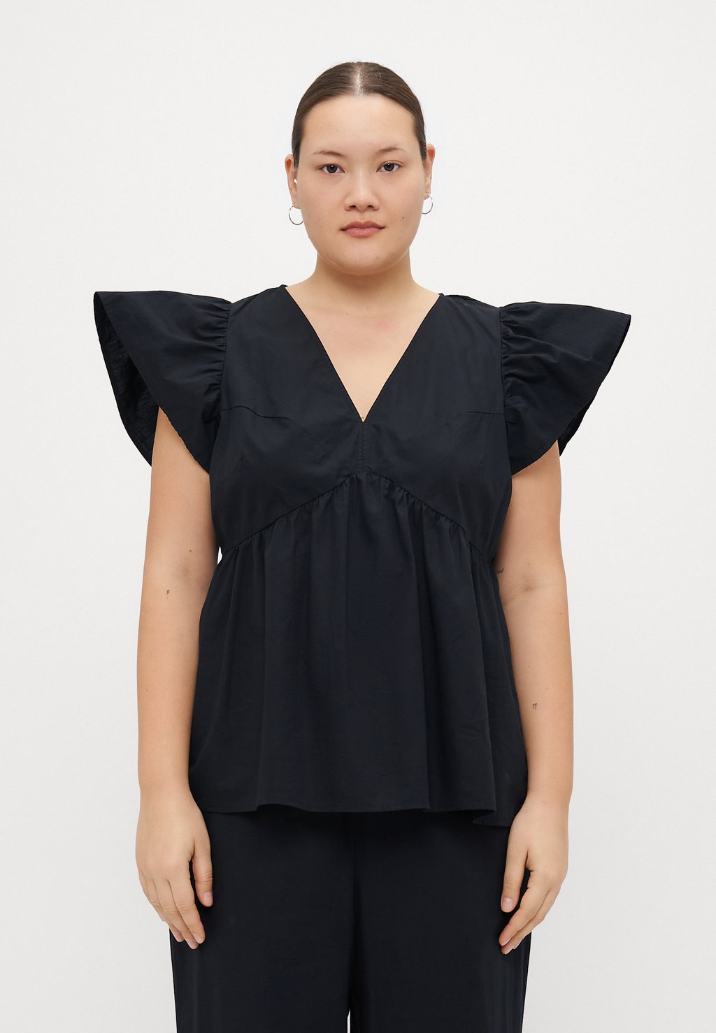 Блуза VMCJARLOTTE V NECK Vero Moda Curve, черный 
Блуза VMCJARLOTTE V NECK Vero Moda Curve, черный