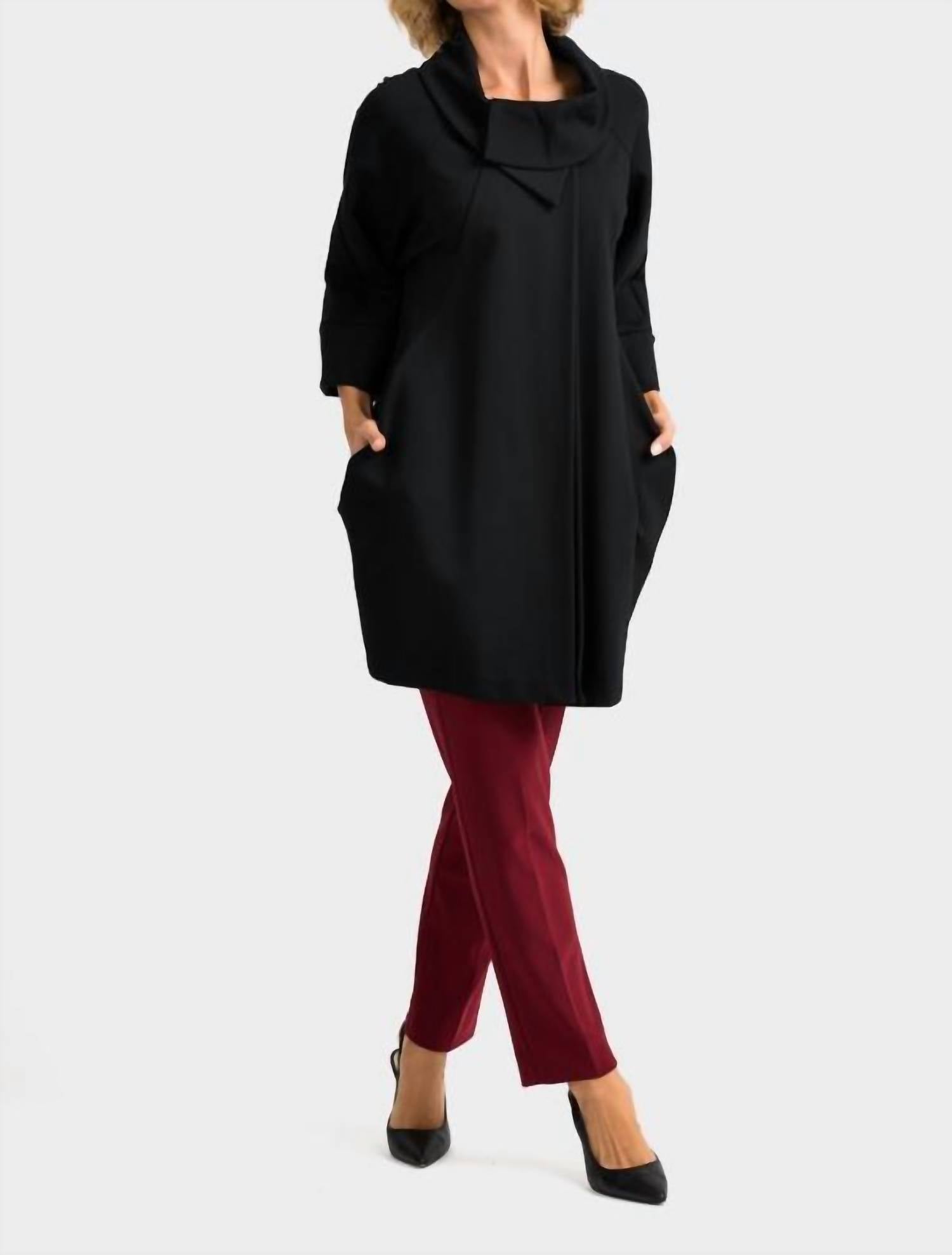 Черное пальто с воротником-капюшоном и рукавом 3/4 Joseph Ribkoff
Черное пальто с воротником-капюшоном и рукавом 3/4 Joseph Ribkoff