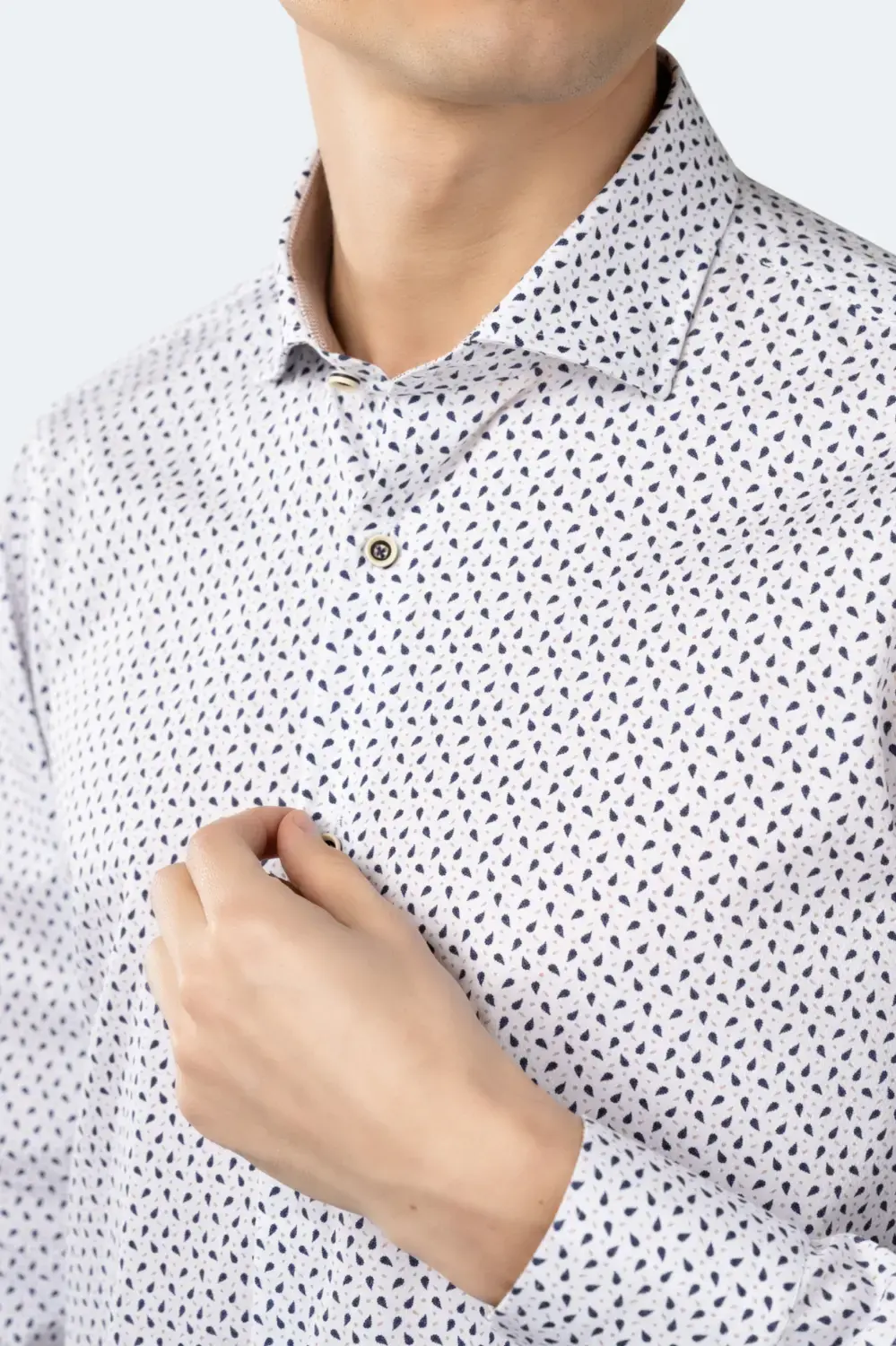 Белый Лео с крошечными темно-синими лепестками и жаккардовой рубашкой в золотой горошек Luchiano Visconti, мультиколор
Белый Лео с крошечными темно-синими лепестками и жаккардовой рубашкой в золотой горошек Luchiano Visconti, мультиколор