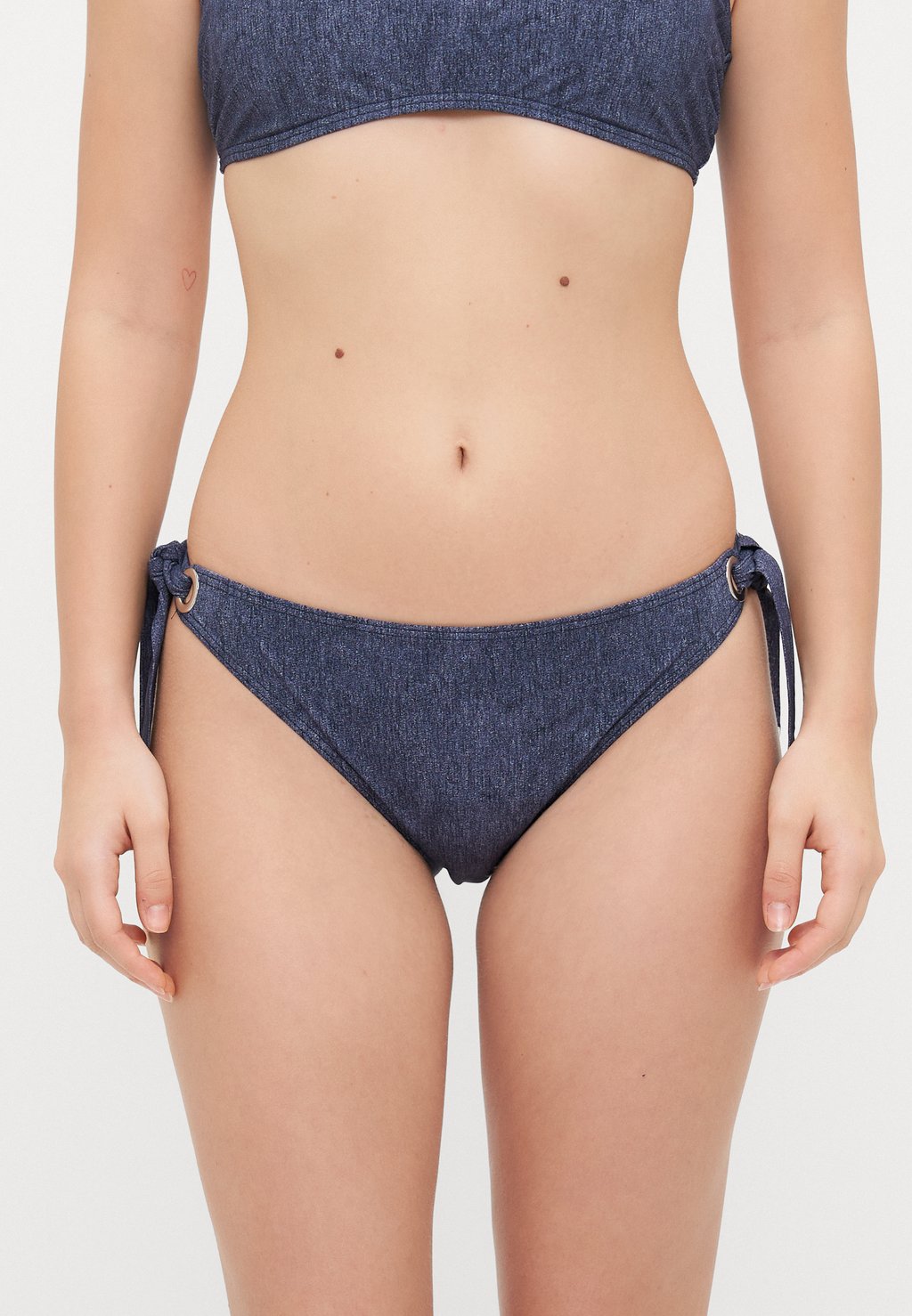 Плавки бикини GROMMET BOTTOM MICHAEL Michael Kors, темно-синий
Плавки бикини GROMMET BOTTOM MICHAEL Michael Kors, темно-синий