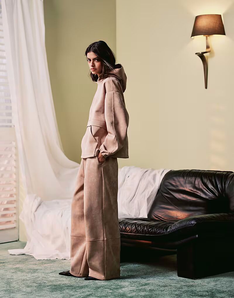 Широкие брюки ASOS DESIGN из блестящей ткани скуба бежевого цвета - БЕЖЕВЫЙ
Широкие брюки ASOS DESIGN из блестящей ткани скуба бежевого цвета - БЕЖЕВЫЙ