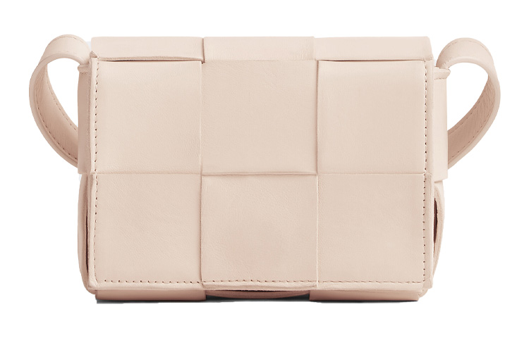 Кассетная мини-сумка Melon Wash от Bottega Veneta
Кассетная мини-сумка Melon Wash от Bottega Veneta