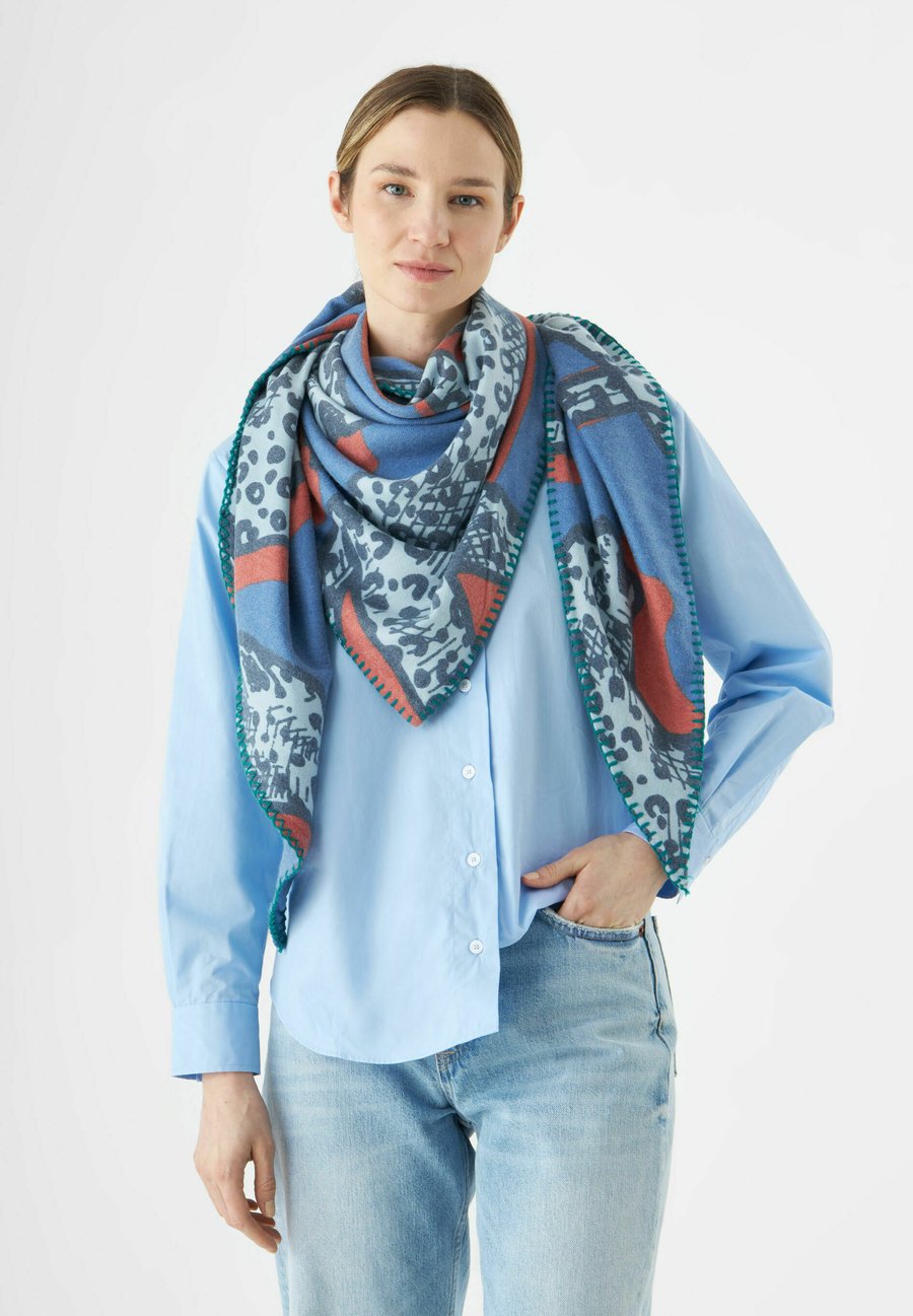 Шарф Codello DREIECK MIT LEO-MOTIVEN, Blau/Blue
Шарф Codello DREIECK MIT LEO-MOTIVEN, Blau/Blue