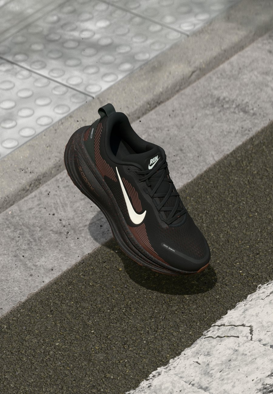 Кроссовки Nike Performance VOMERO 18, Black/Ironstone/Brown/Desert Ochre/Black
Кроссовки Nike Performance VOMERO 18, Black/Ironstone/Brown/Desert Ochre/Black