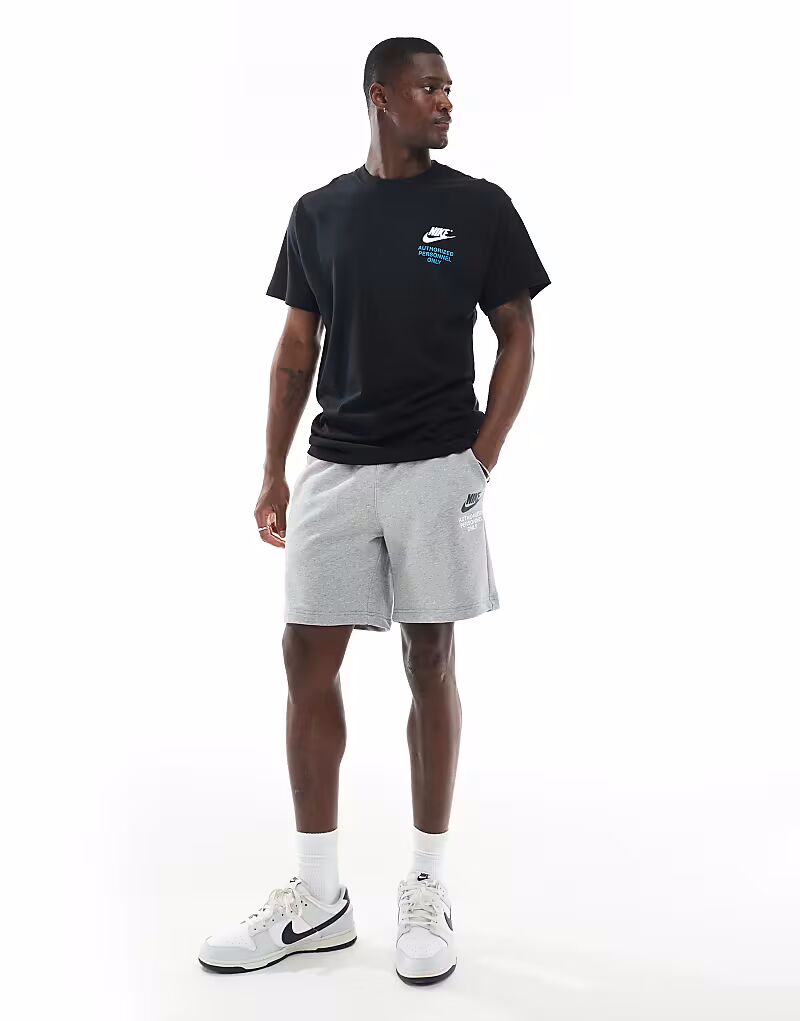 Шорты с небольшим графическим логотипом Nike серого цвета
Шорты с небольшим графическим логотипом Nike серого цвета