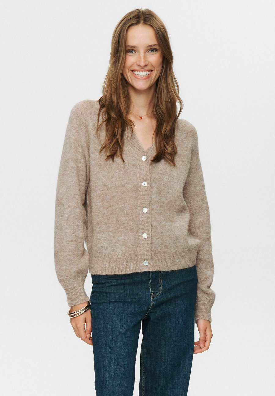 Кардиган Nümph RIETTE V-NECK, Taupe Gray/Light Brown
Кардиган Nümph RIETTE V-NECK, Taupe Gray/Light Brown