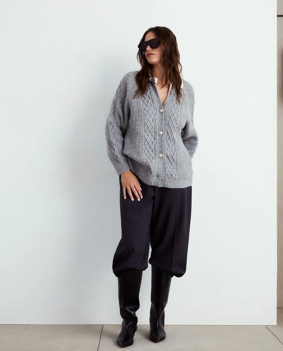 Женский кардиган из гладкого полиэстера Couchel, светло-серый
Женский кардиган из гладкого полиэстера Couchel, светло-серый