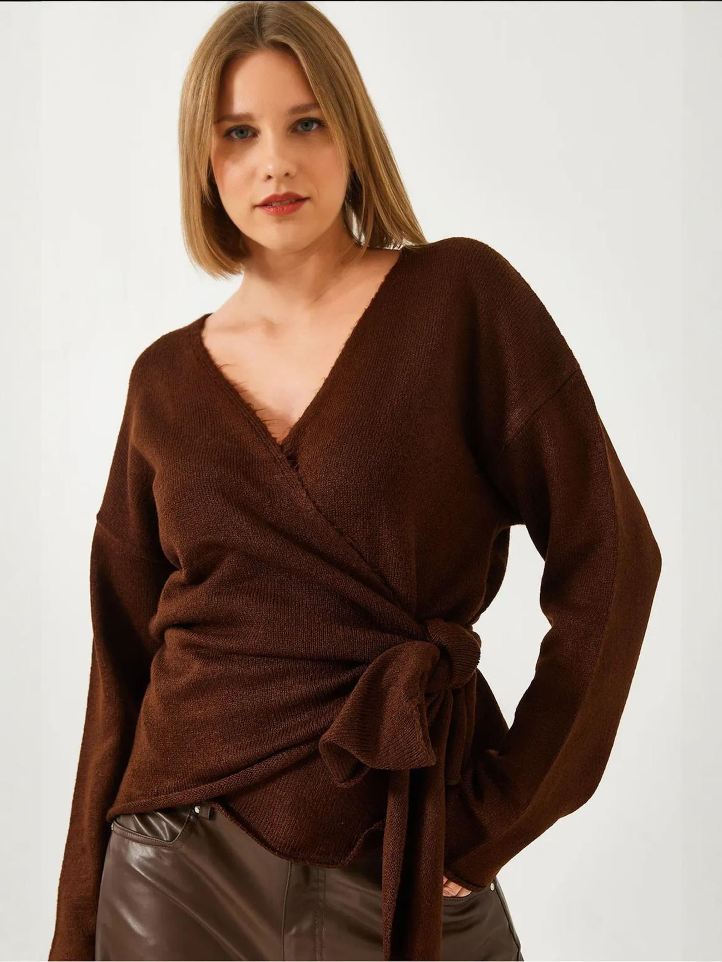 Bianco Lucci Свитер в темно-коричневом цвете
Bianco Lucci Свитер в темно-коричневом цвете