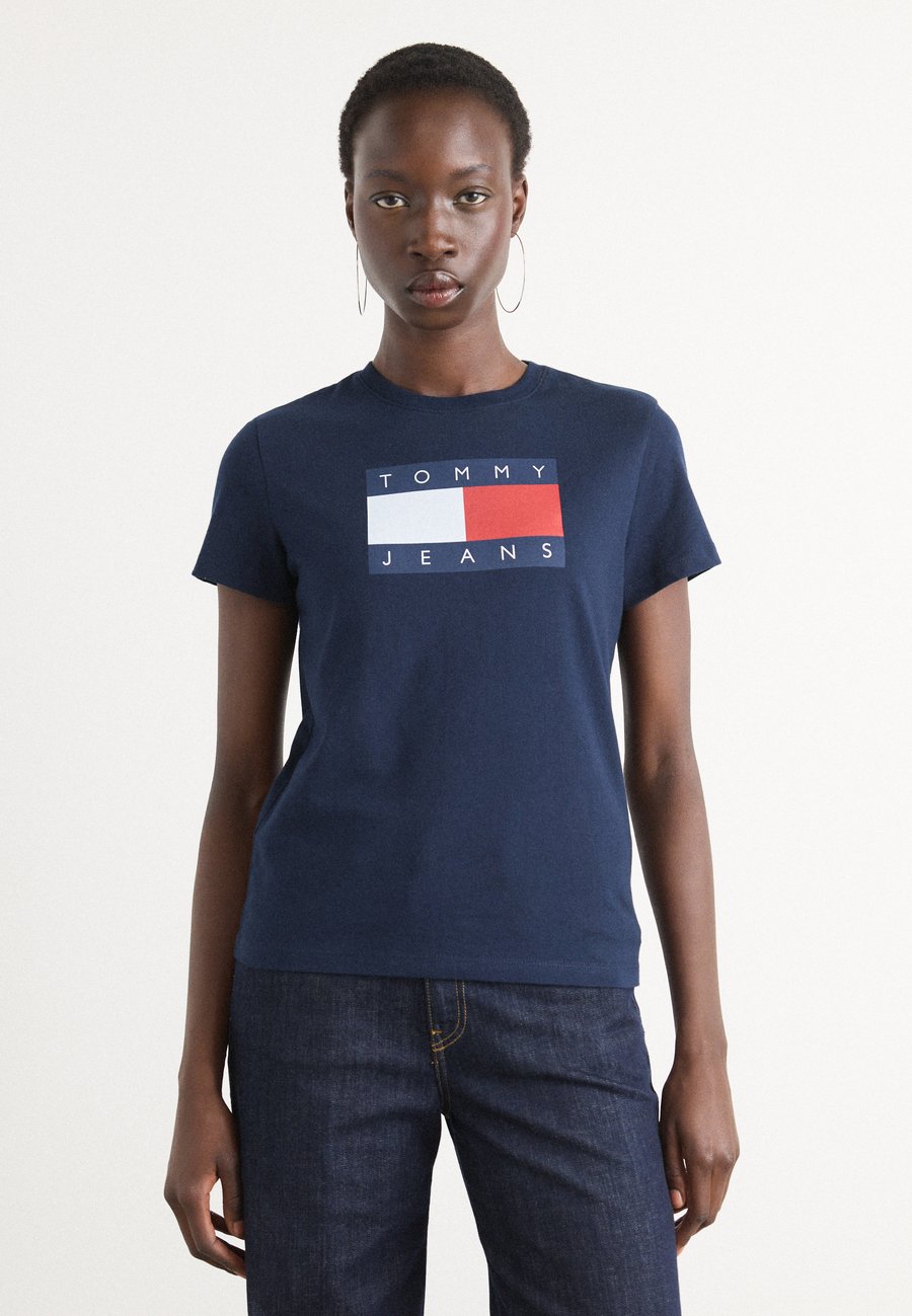 Футболка Tommy Jeans W REG FLAG SS TEE, Dark Night Navy/Dark Blue
Футболка Tommy Jeans W REG FLAG SS TEE, Dark Night Navy/Dark Blue