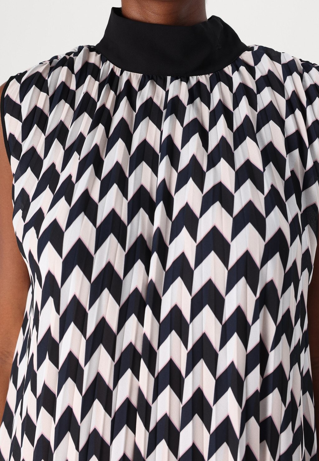 Коктейльное платье / Вечернее платье CHEVRON PLEATED DRESS KARL LAGERFELD, черный
Коктейльное платье / Вечернее платье CHEVRON PLEATED DRESS KARL LAGERFELD, черный