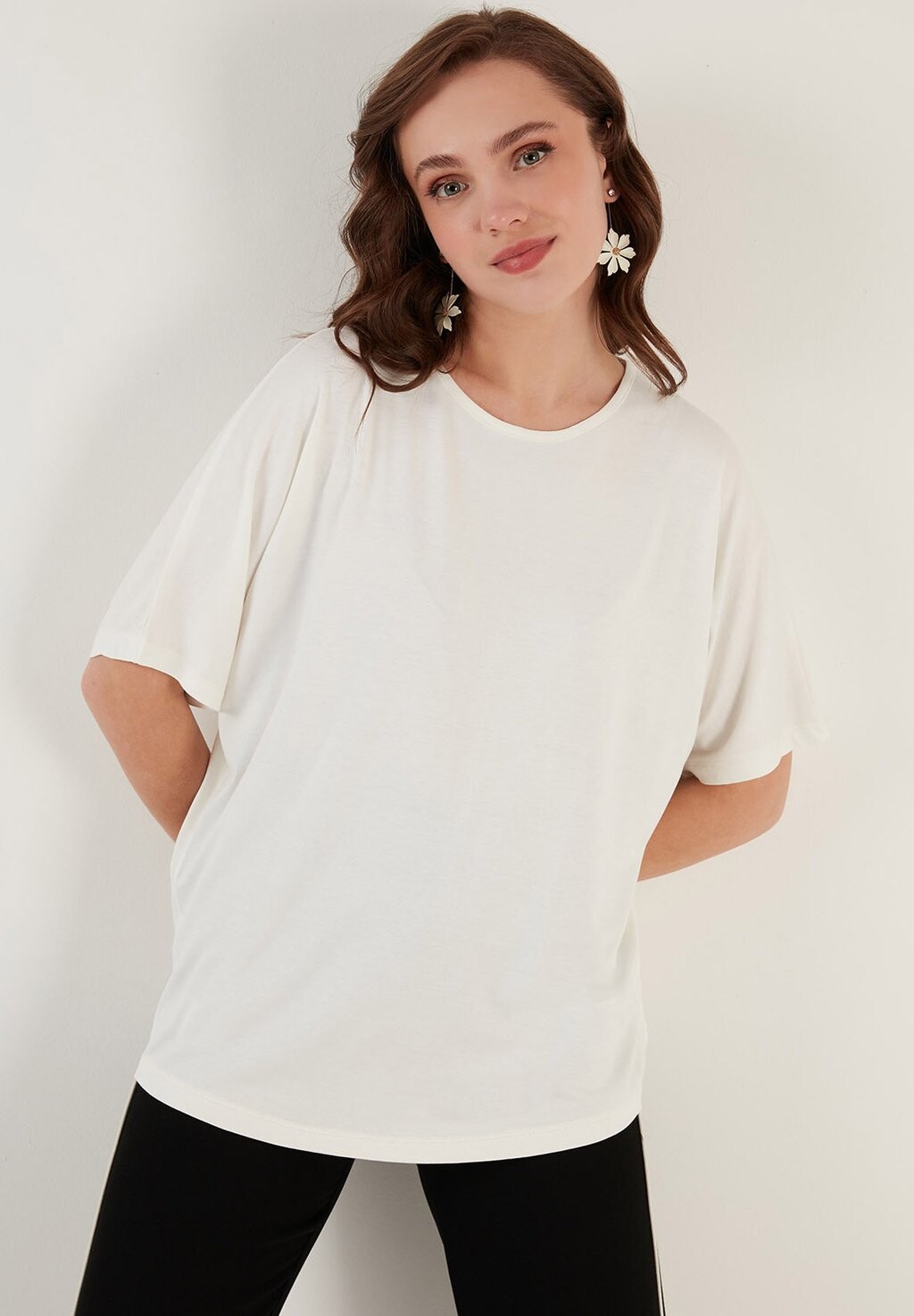 Базовая футболка Loose Fit LELA, кремовый
Базовая футболка Loose Fit LELA, кремовый