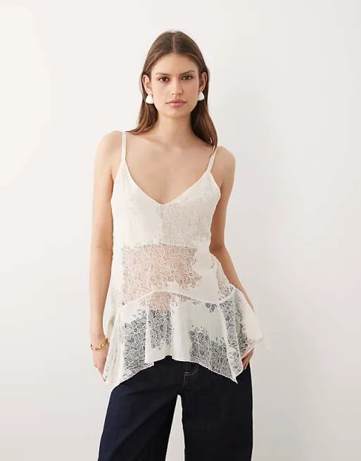 Бежевая майка асимметричного кроя из прозрачного кружева Mango
Бежевая майка асимметричного кроя из прозрачного кружева Mango