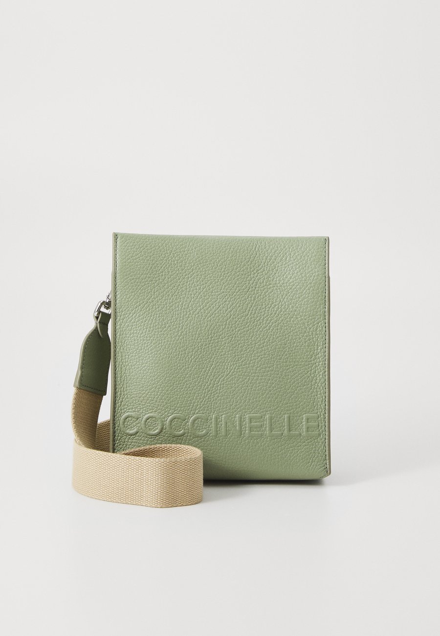 Сумка кросс-боди Coccinelle MYRTHA MAXI LOG, Greenery/Green
Сумка кросс-боди Coccinelle MYRTHA MAXI LOG, Greenery/Green