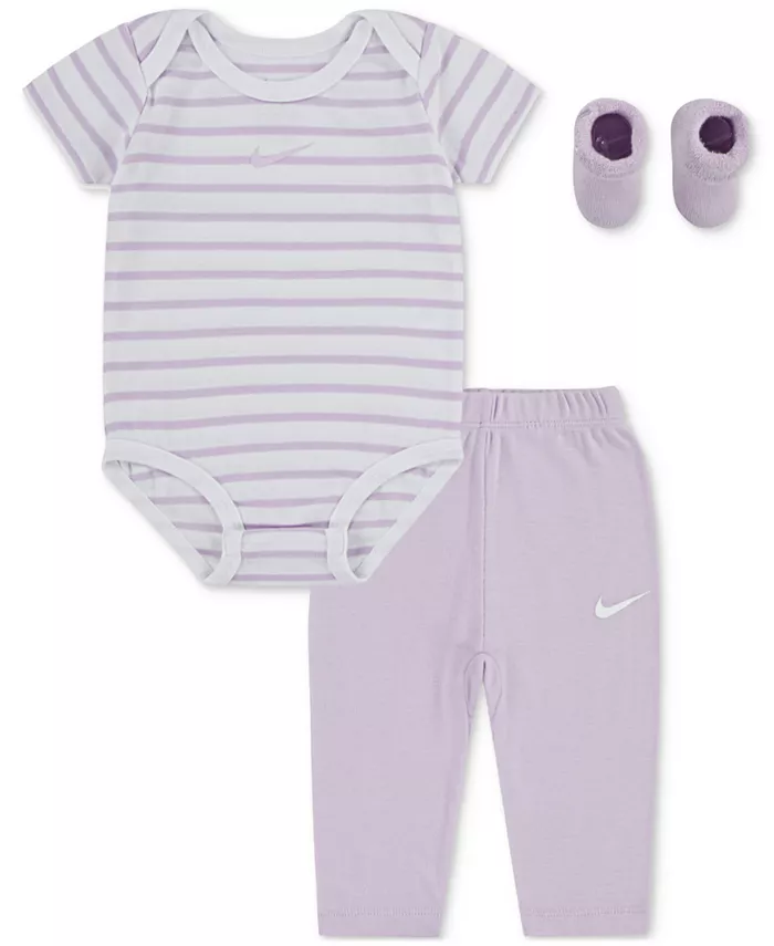 Комплект для новорожденного: боди, штанишки и махровые носочки, 3 предмета Nike, фиолетовый
Комплект для новорожденного: боди, штанишки и махровые носочки, 3 предмета Nike, фиолетовый