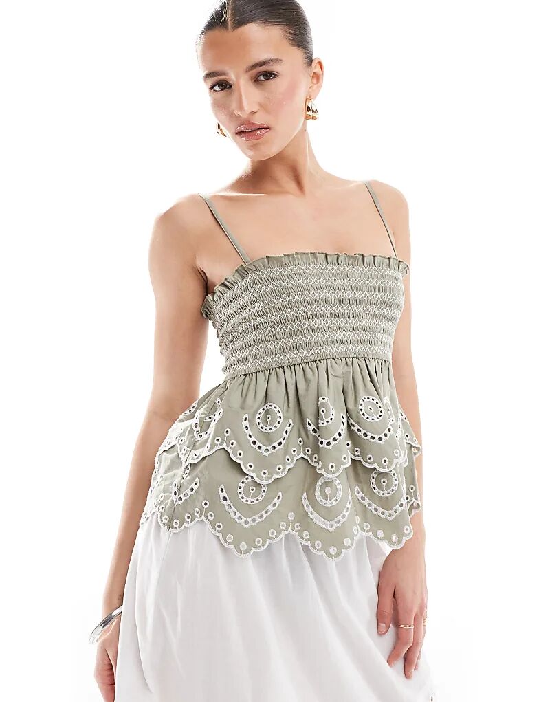 Топ Stradivarius с вышивкой и оборками цвета хаки
Топ Stradivarius с вышивкой и оборками цвета хаки