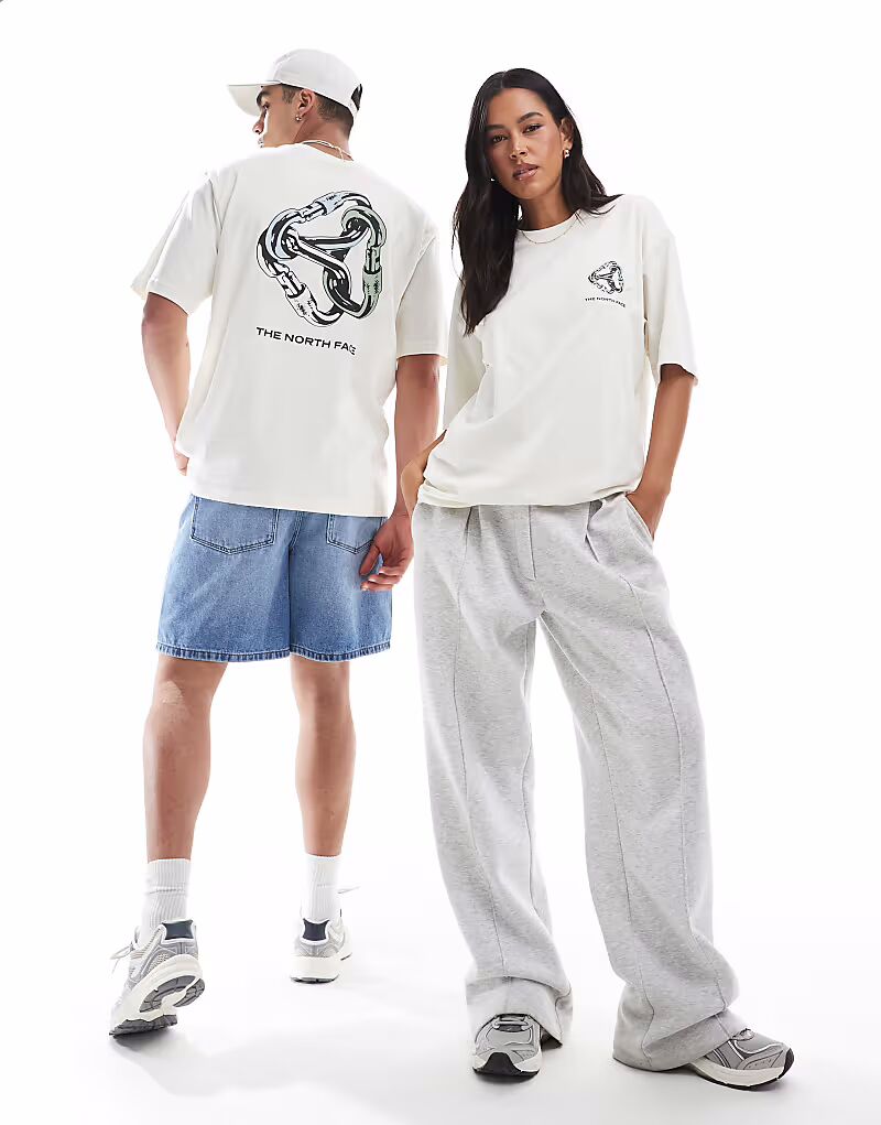 Футболка свободного кроя с принтом на спине The North Face Interlock Carabiner цвета «кремовый»
Футболка свободного кроя с принтом на спине The North Face Interlock Carabiner цвета «кремовый»