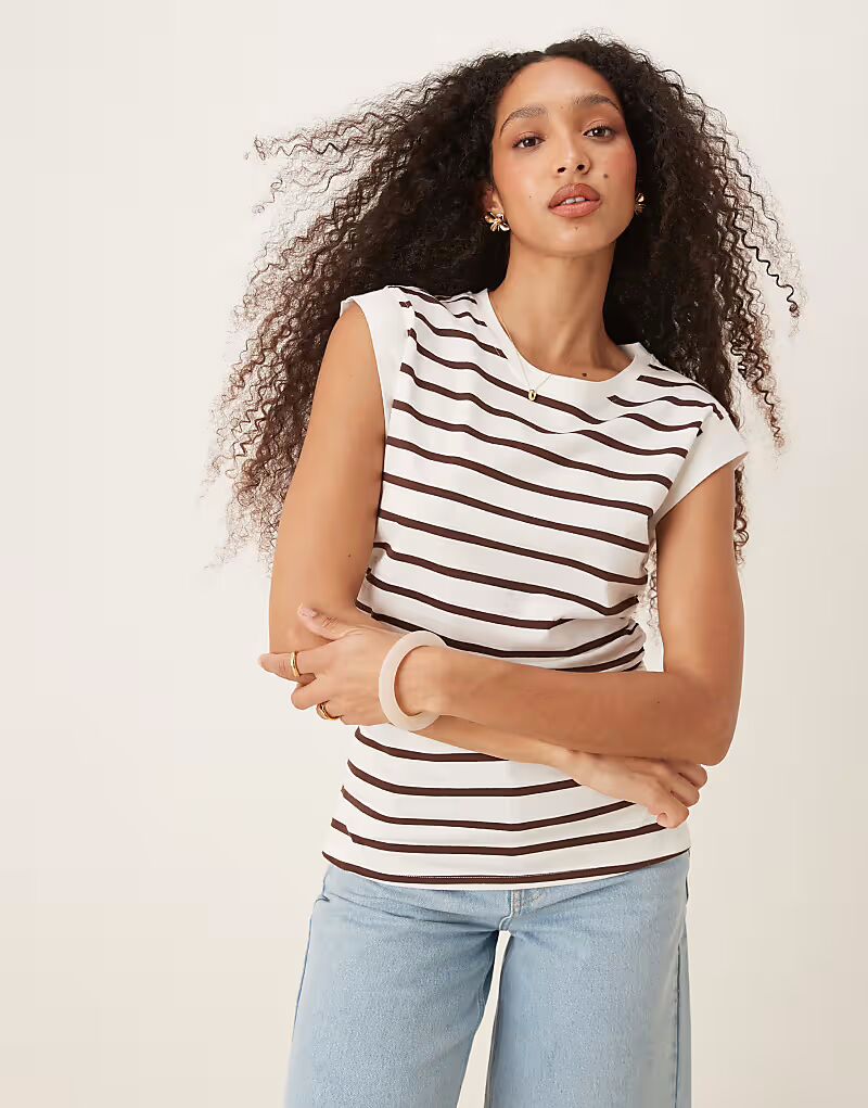 Майка-корсет ASOS DESIGN с заостренными плечами в коричнево-кремовую полоску
Майка-корсет ASOS DESIGN с заостренными плечами в коричнево-кремовую полоску