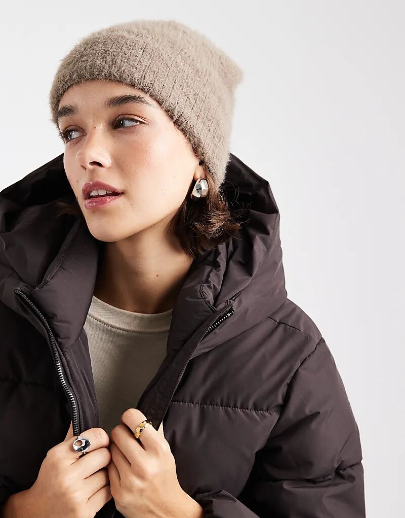 Супермягкая пушистая шапочка Vero Moda бежевого цвета
Супермягкая пушистая шапочка Vero Moda бежевого цвета