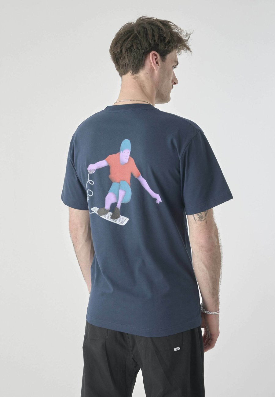 Футболка Cleptomanicx SURF THE WEB, Sky Captain/Blue, Синий, Футболка Cleptomanicx SURF THE WEB, Sky Captain/Blue
Футболка Cleptomanicx SURF THE WEB, Sky Captain/Blue, Синий, Футболка Cleptomanicx SURF THE WEB, Sky Captain/Blue