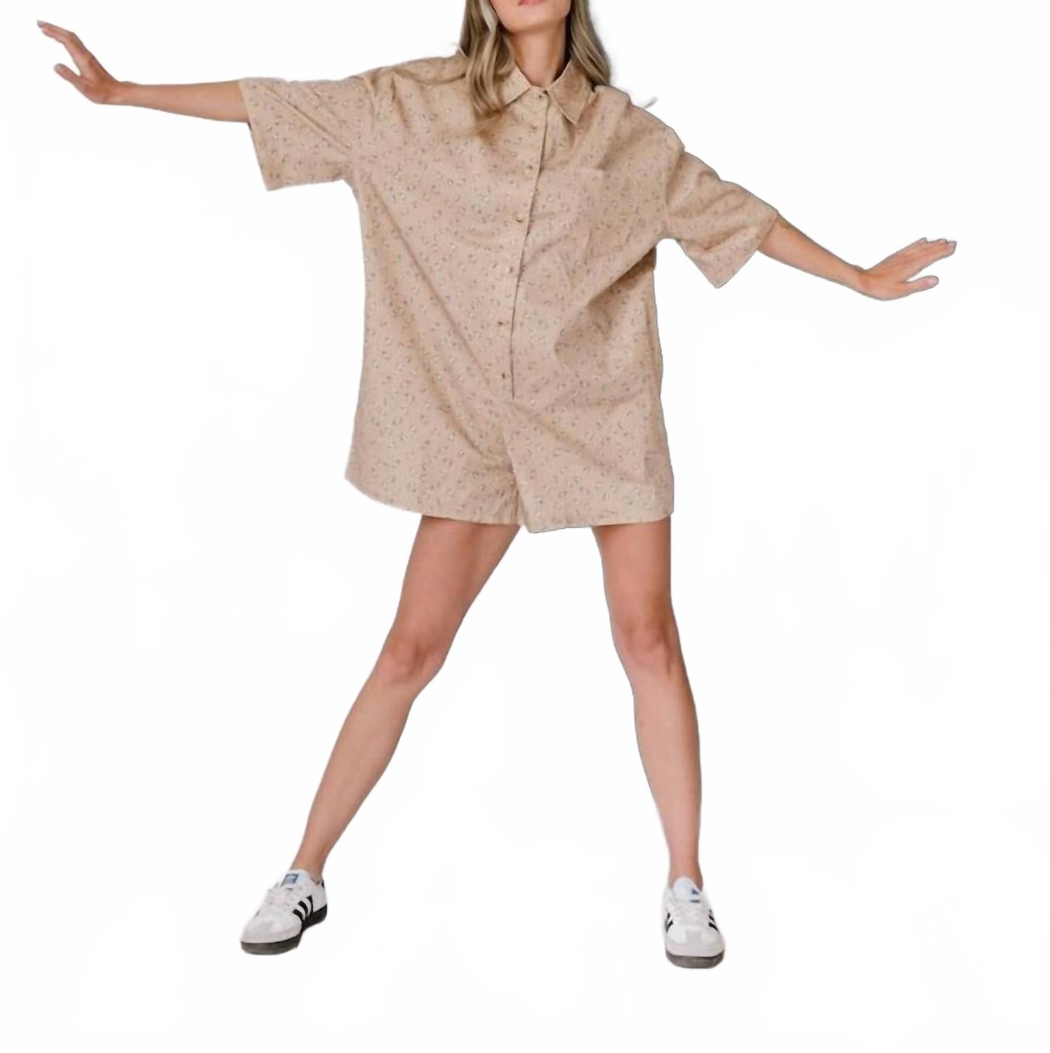 Женский комбинезон-рубашка в бежевый цветочек MABLE
Женский комбинезон-рубашка в бежевый цветочек MABLE