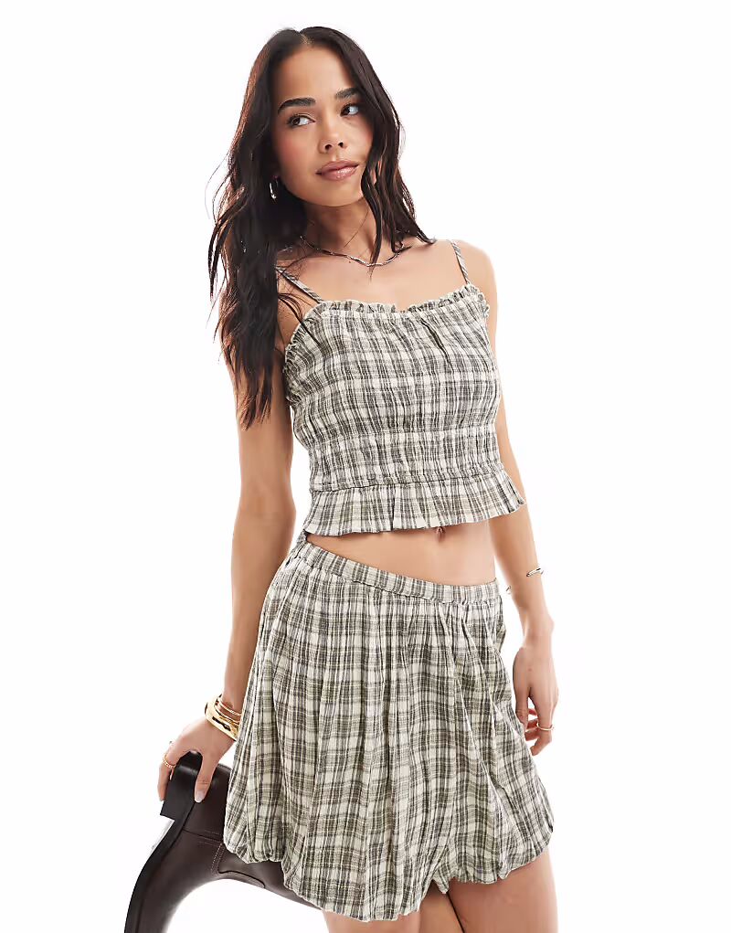 Укороченный топ Stradiavrius STR с бретельками и сборками в клетку
Укороченный топ Stradiavrius STR с бретельками и сборками в клетку