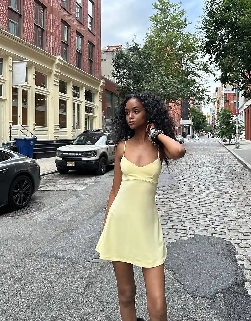 Мини-платье Bershka Strappy желтого цвета
Мини-платье Bershka Strappy желтого цвета