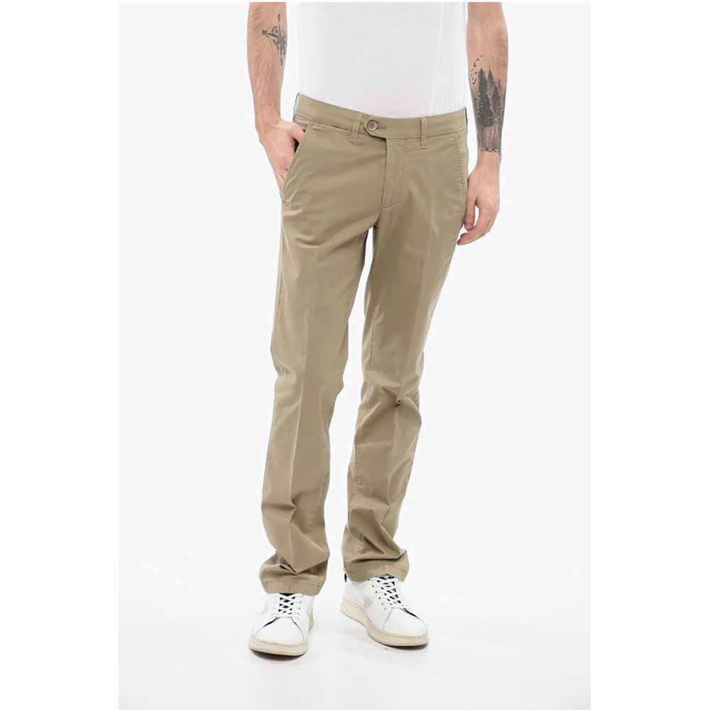 Однотонные брюки-чинос ID со шлевками для ремня Corneliani, Green
Однотонные брюки-чинос ID со шлевками для ремня Corneliani, Green