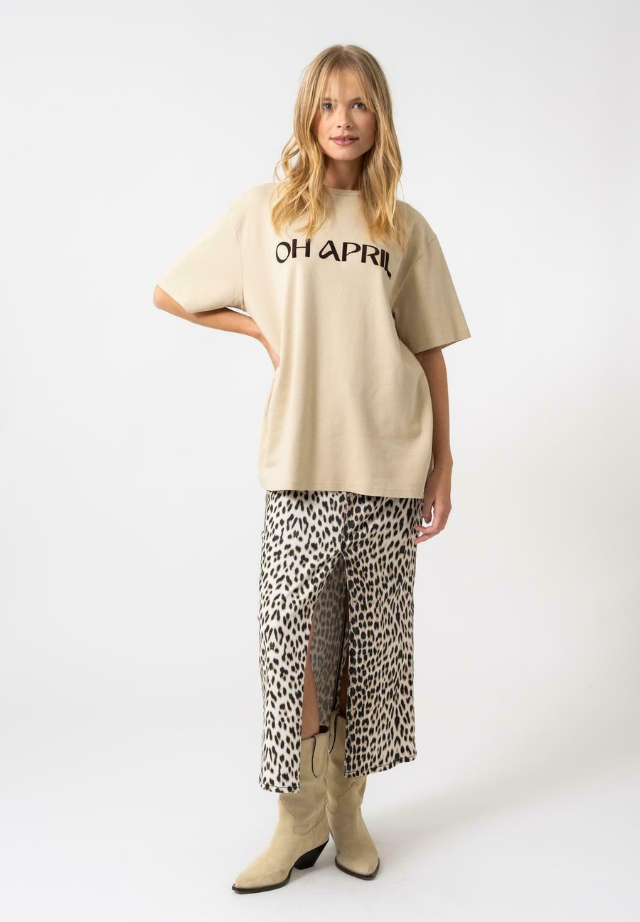 Футболка OH APRIL Print T-shirt, Bright Mud/Beige
Футболка OH APRIL Print T-shirt, Bright Mud/Beige